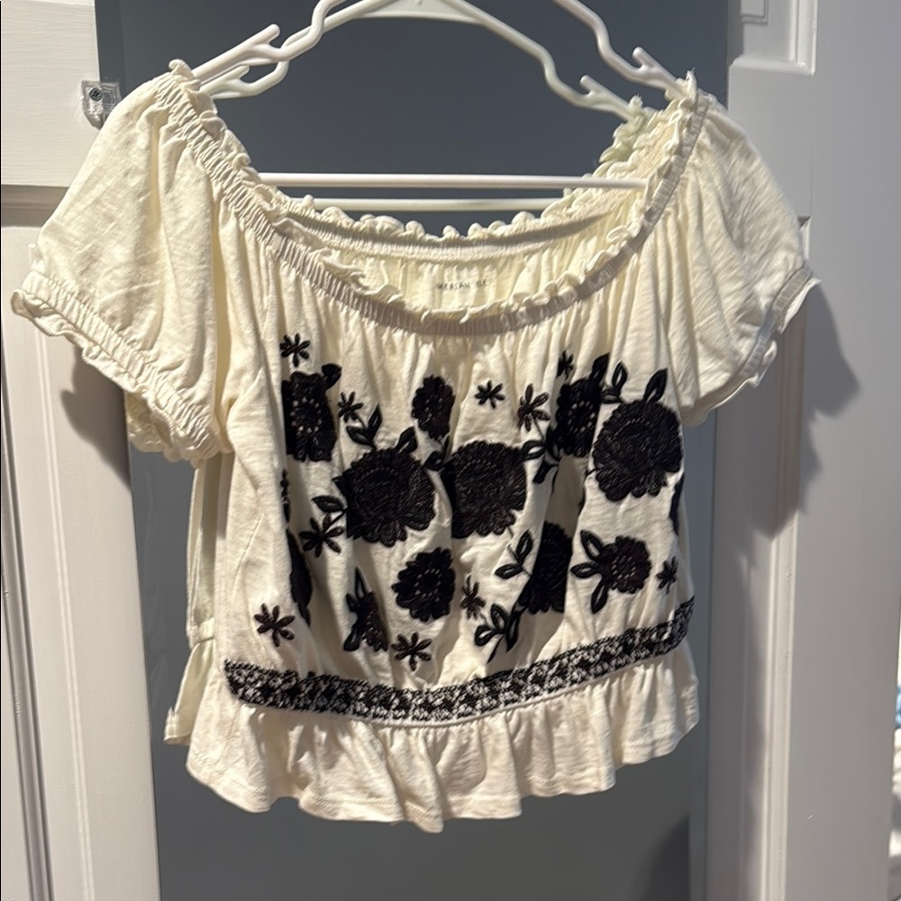 American Eagle Outfitters Cream Puff Sleeve Crop Top